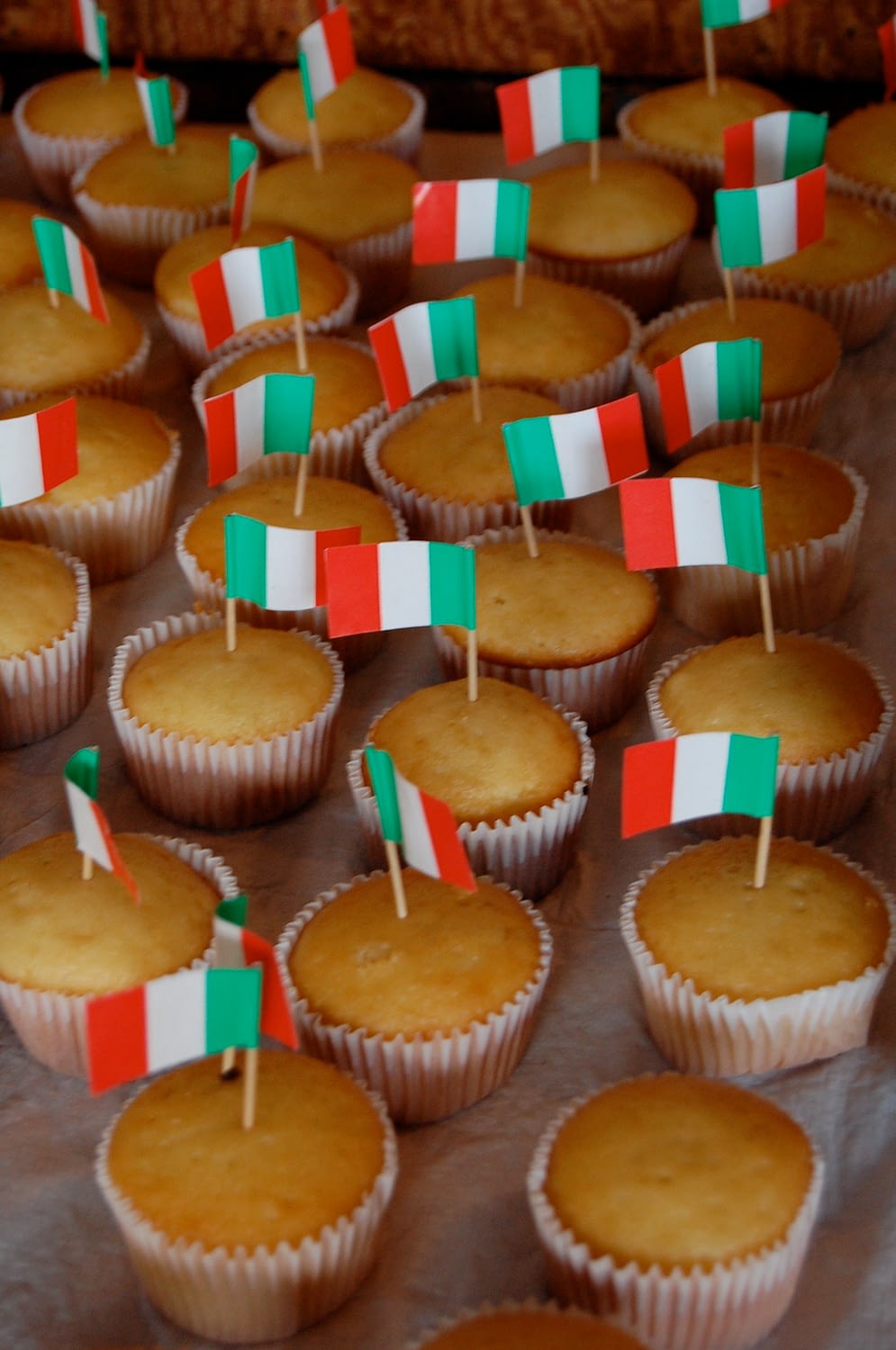 so simple! basic yellow cupcakes with Italian Flags.
